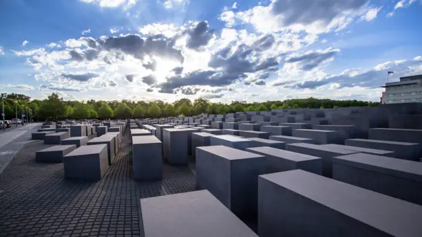 Monumento a los judíos asesinados en Europa - H2 Hotel Berlin Alexanderplatz