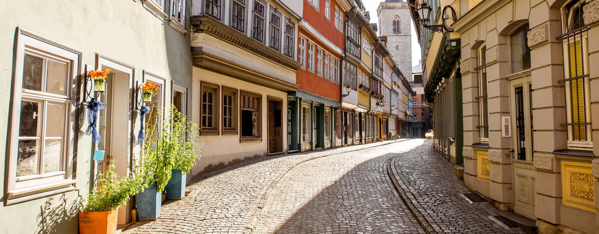 Gasse im Sonnenlicht mit Schatten in der Erfurter Altstadt