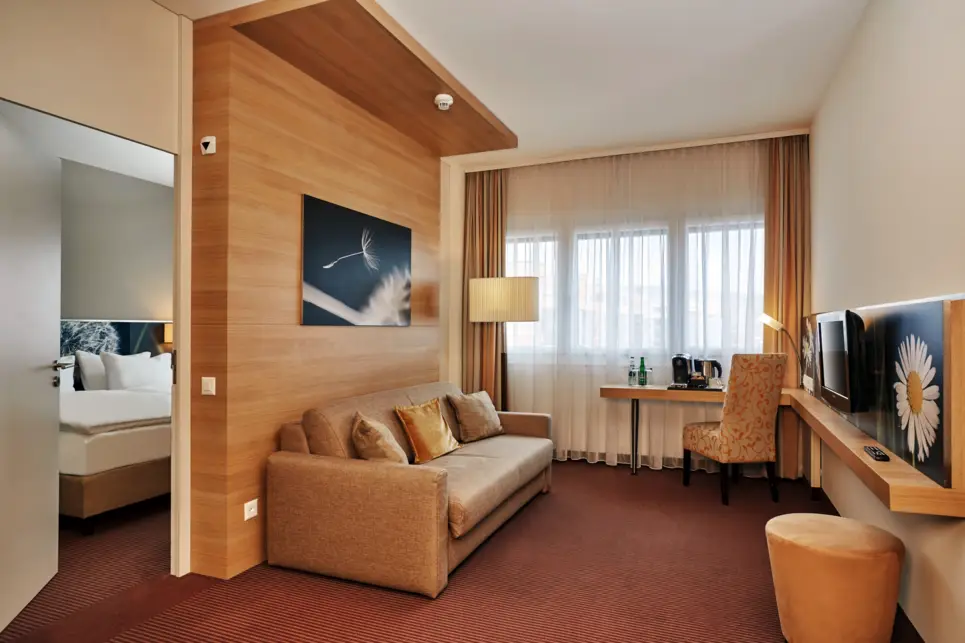 Wohnbereich der Junior Suite im H+ Hotel Zürich - Offizielle Webseite