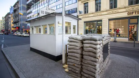 Checkpoint Charlie - H2 Hotel Berlin Alexanderplatz - Offizielle Webseite