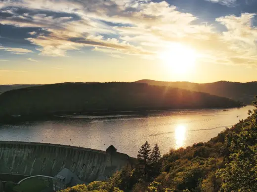 Blick auf den Stausee beim Sonnenuntergang