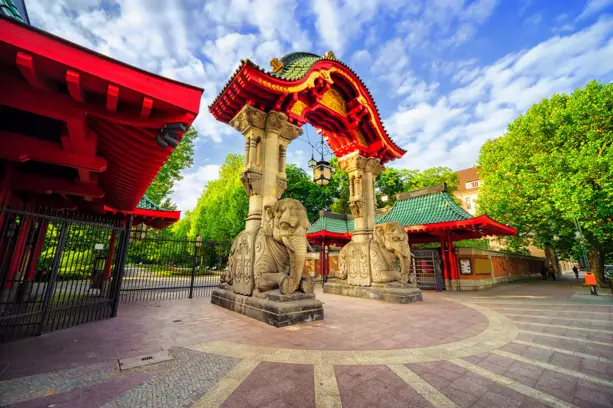 Eingangsbereich vom Berliner Zoo mit Japanischen Dächern. Links und rechts stehen große Elefantenstatuen.