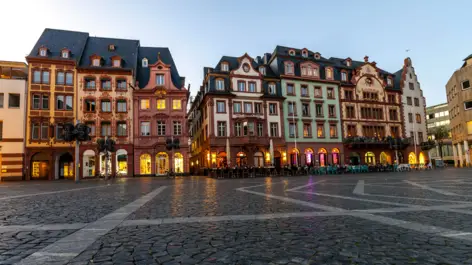 Mainzer Altstadt mit einem Marktplatz und Fachwerkhäusern.