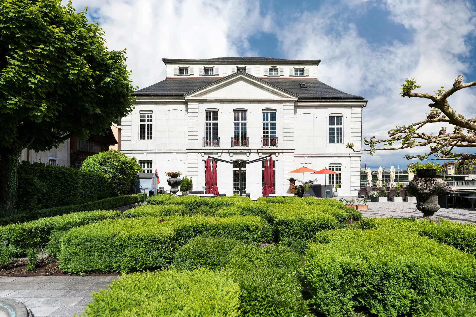 Zahlreiche grüne Büsche im Garten vom Palais Besenval.