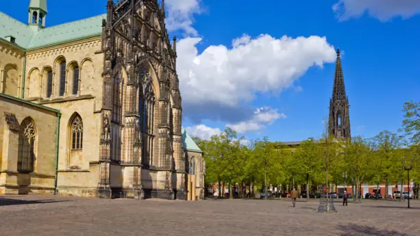 Eingang vom St.-Paulus-Dom mit seinem Vorplatz.