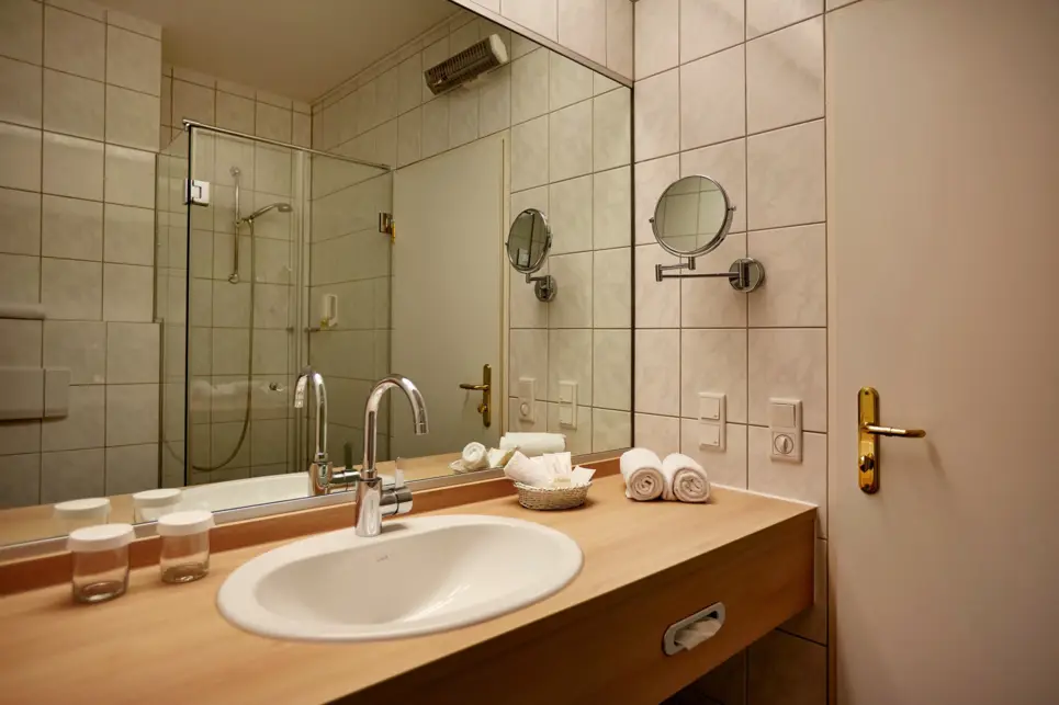 Cuartos de baño del Hotel modernas H+ Hotel Wiesbaden Niedernhausen - sitio web oficial