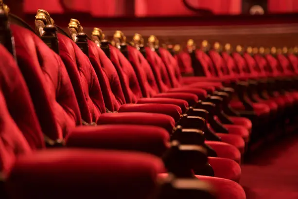 Detailierter Blick auf eine Stuhlreihe im Theater.