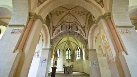 Innenansicht mit einem Altar und Wandmalerei von der Stiepeler Dorfkirche.