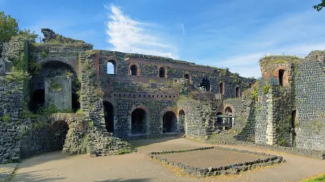 Mauern von der Ruine Kaiserpfalz Kaiserwerth von einem Innenplatz.