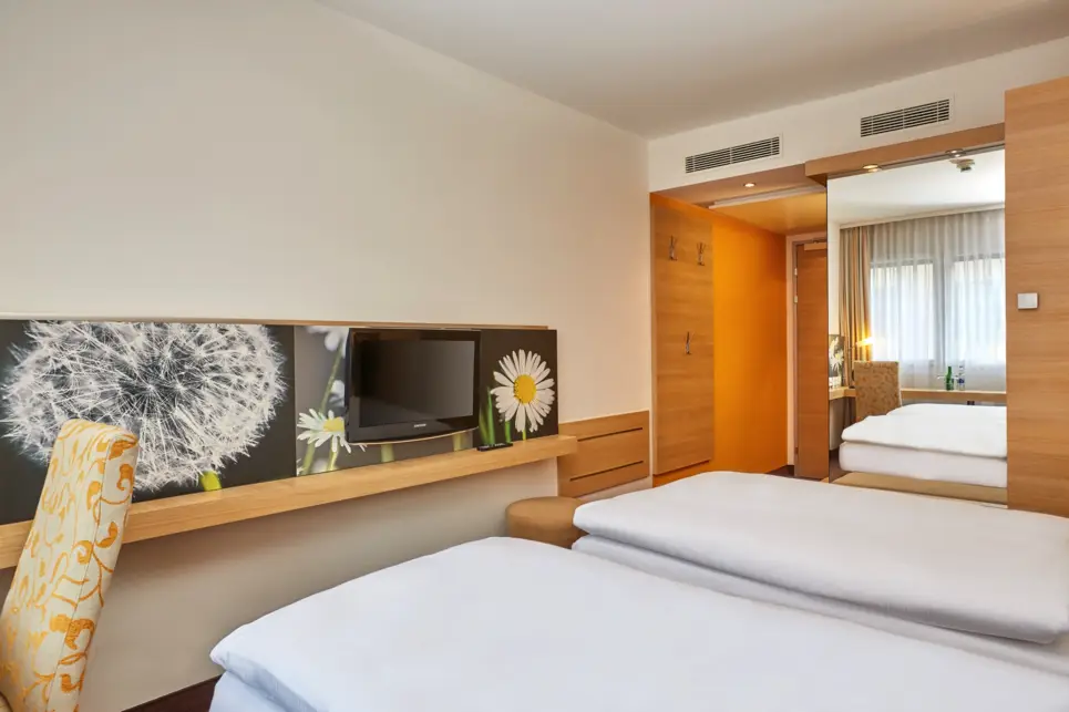 Helles Komfort King Zimmer im H+ Hotel Zürich - Offizielle Webseite