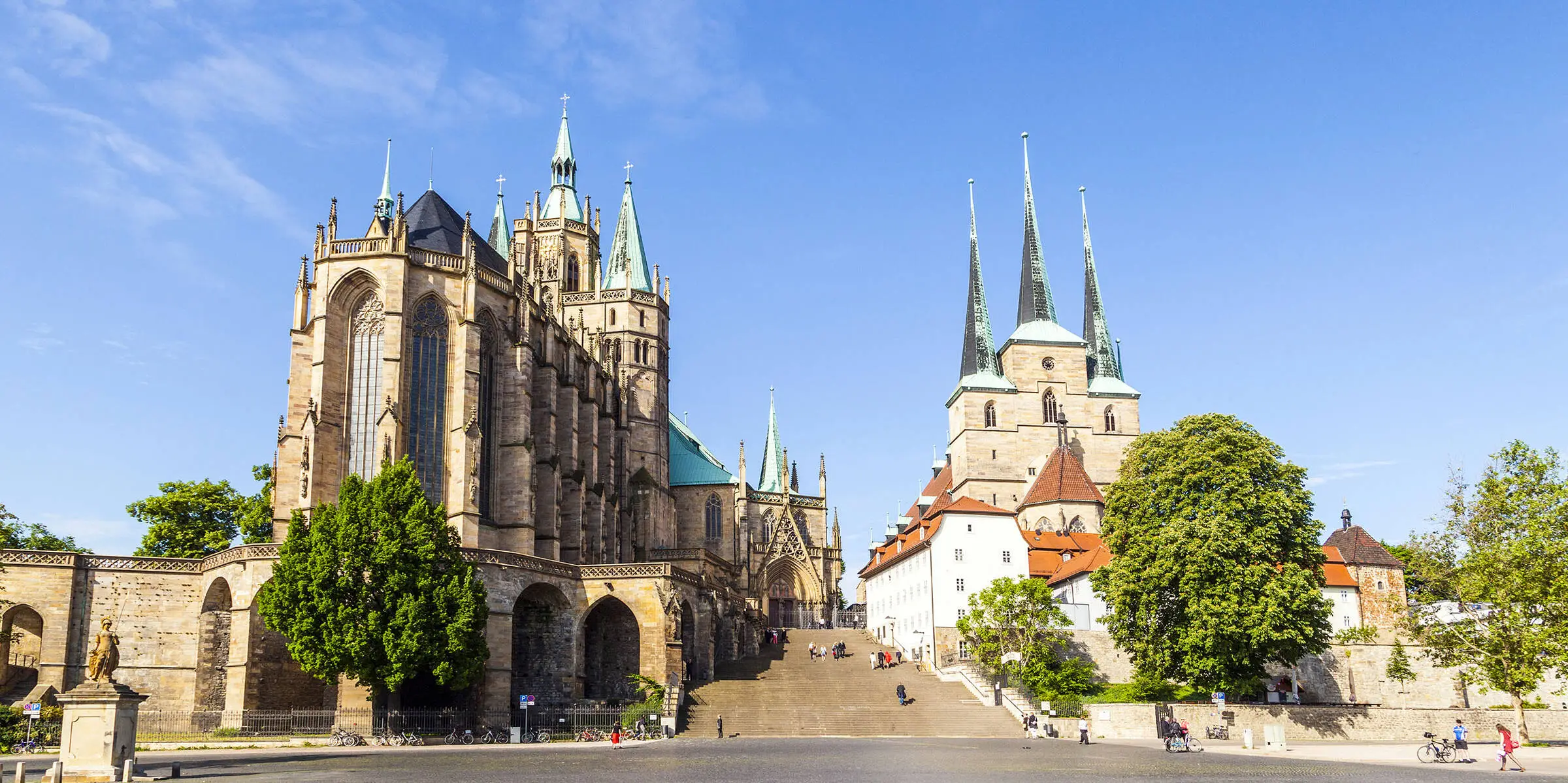 Blick über Erfurt mit Dom und Kirche.