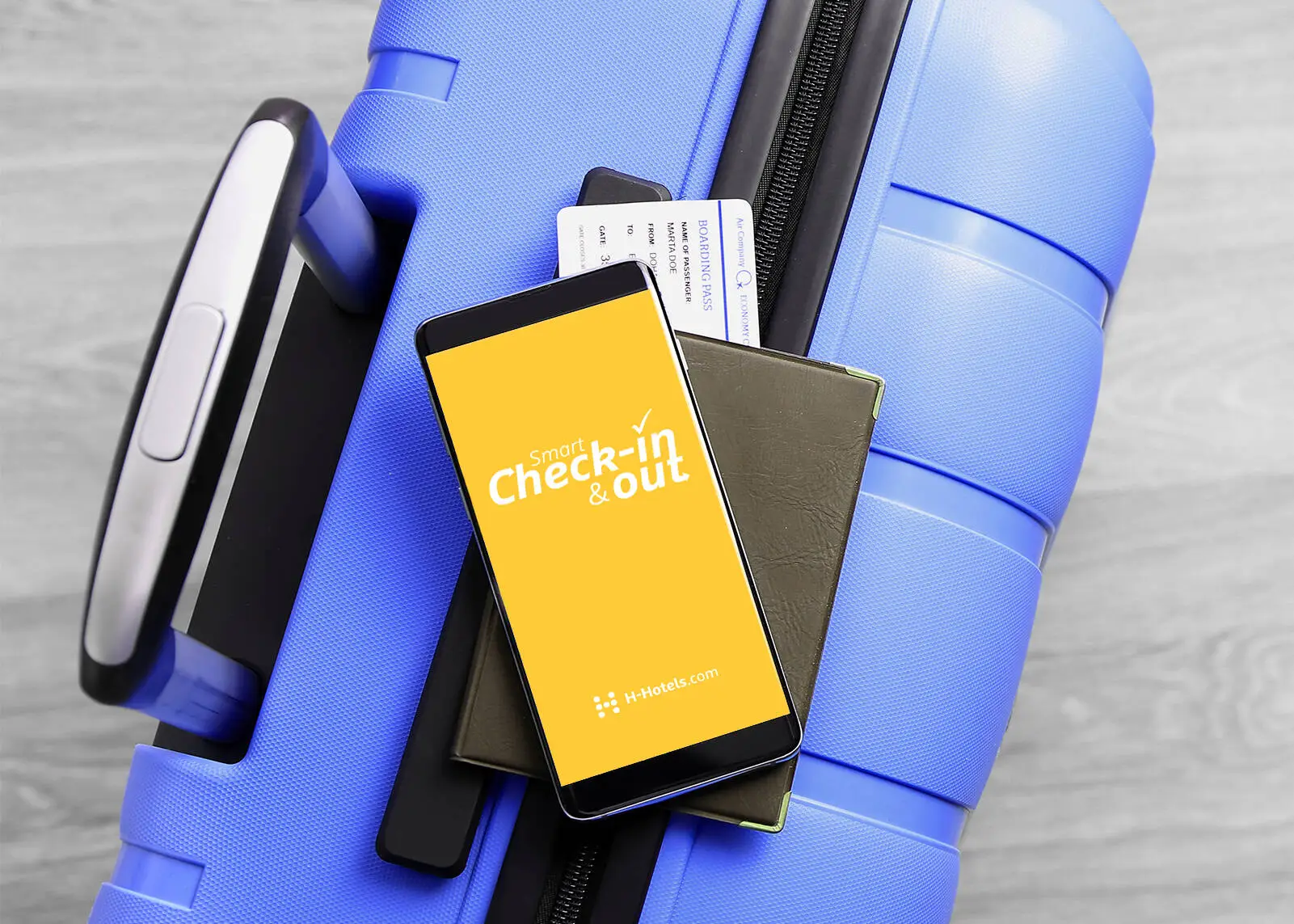 Ein Smartphone, das auf einem blauen Koffer liegt. Auf dem Bildschirm ist der Text "Smart Check-in & out" auf einem gelben Hintergrund.