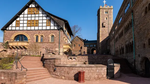 Innenhof von der Wartburg mit einem Fachwerkhaus in der Mitte.