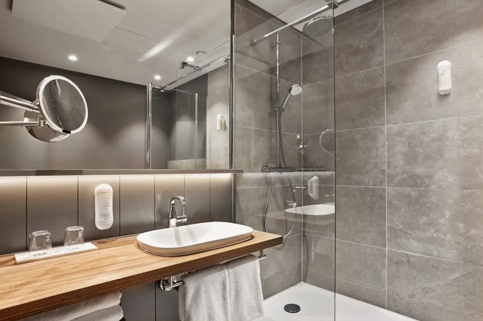 Bagno della camera Superior - H+ Hotel Bremen