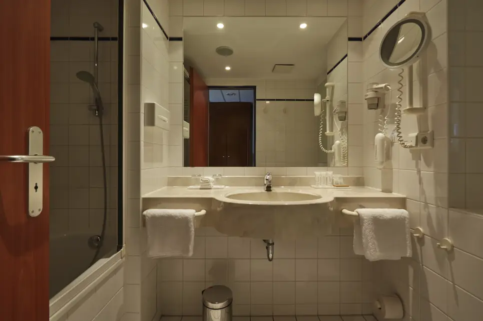 Modern bathroom at the H4 Hotel Kassel - Official website