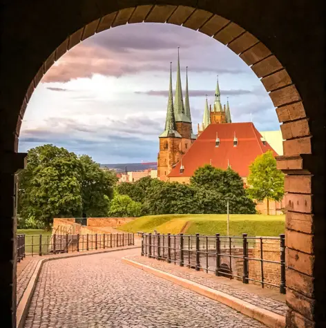 Erfurter Dom durch das Eingangstor der Zitadelle Petersberg