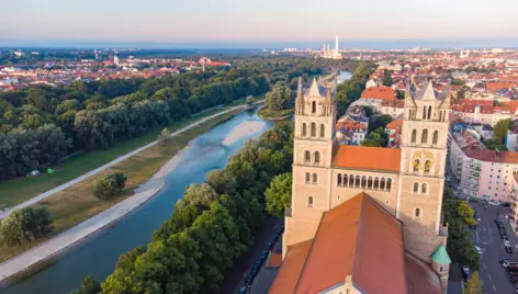 Skyline von München vom Pfarramt St. Maximlian aus. Neben dem Pfarramt fließt die Isaar.