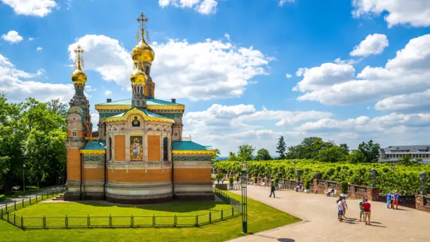 Russisch-orthodoxe Kirche am Tage leuchtet durch das Sonnenlicht.