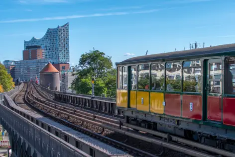 S-Bahn in Hamburg - Musical „& Julia“ - H-Hotels.com