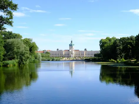 Schlossgarten und Hinteransicht vom Schloss Charlottenburg - H-Hotels.com