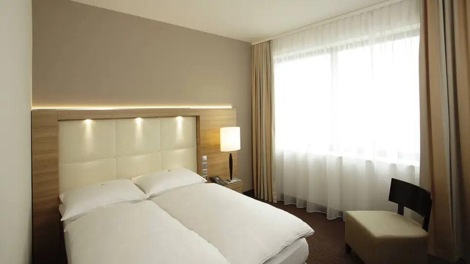 A modern Business Twin room at the H4 Hotel Berlin Alexanderplatz - Official website