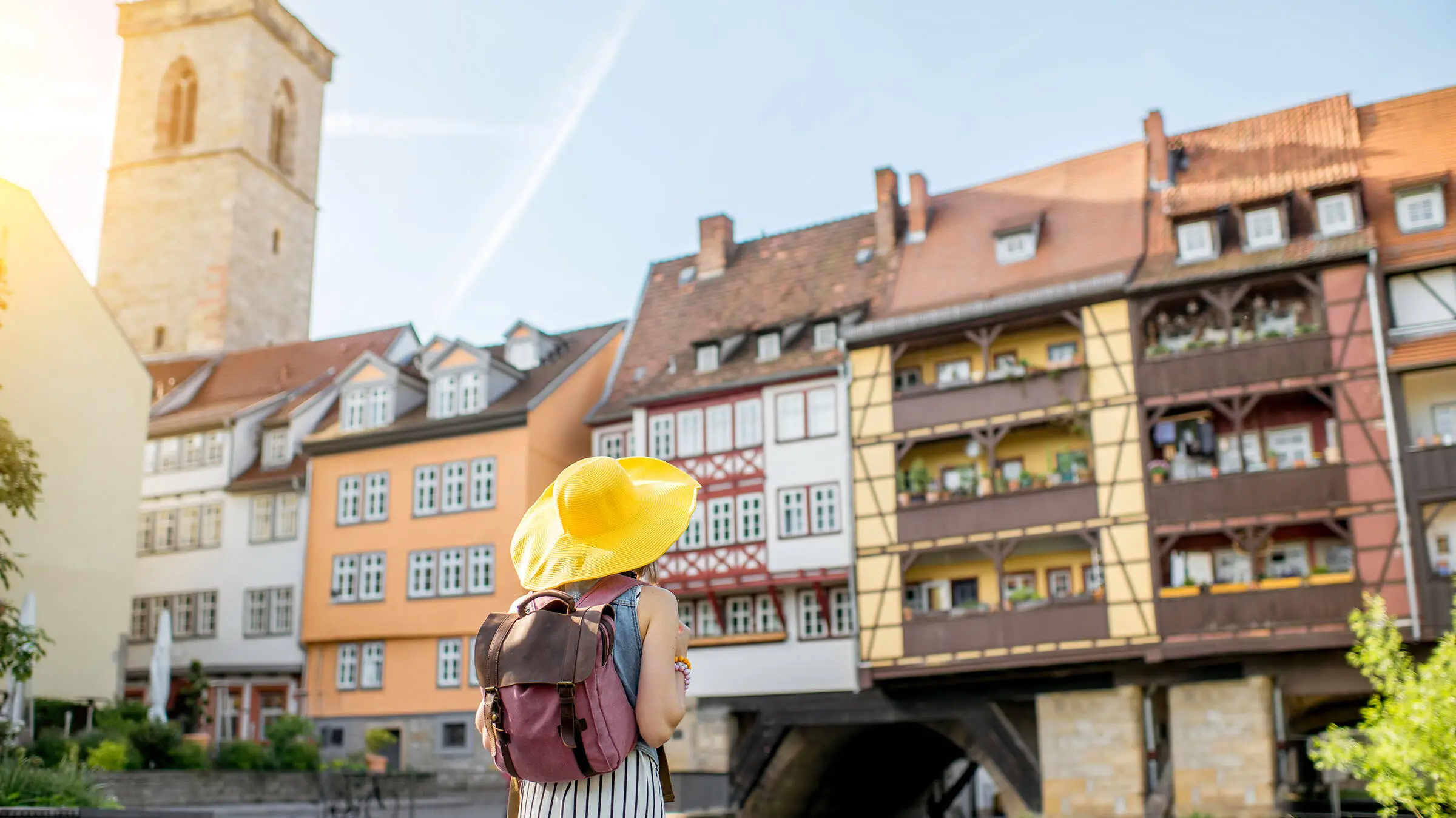 Frau mit gelben Sonnenhut schaut auf die Krämerbrücke.