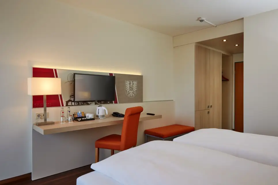 Chambre Confort lit queen size - H+ Hotel Limes Thermen Aalen - site internet officiel