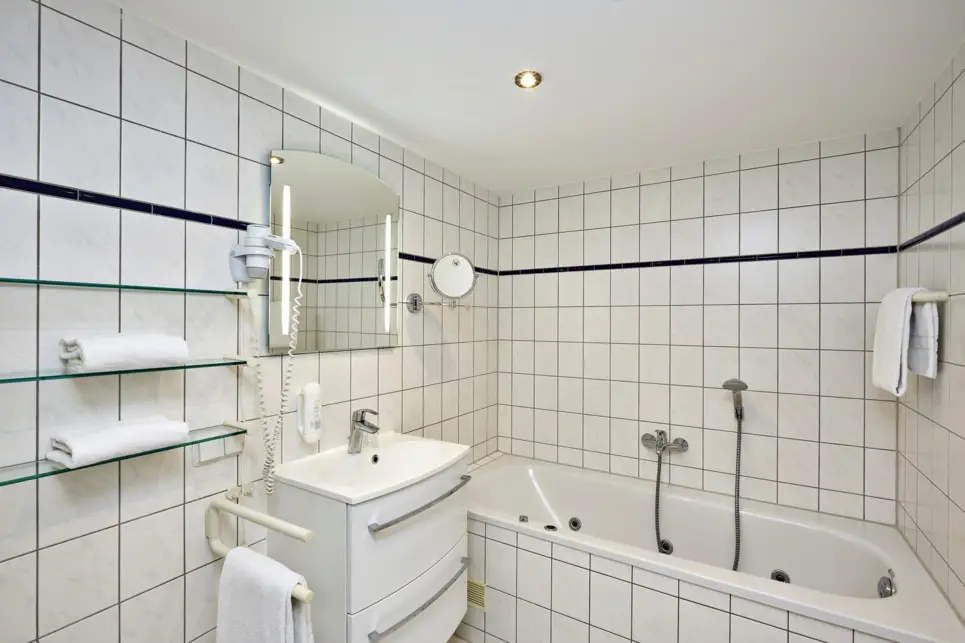 Bagno nell’hotel H+ Hotel Ferienpark Usedom - sito web ufficiale