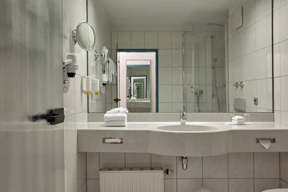 Il bagno della camera doppia dal comfort moderno all'H+ Hotel Stuttgart Herrenberg