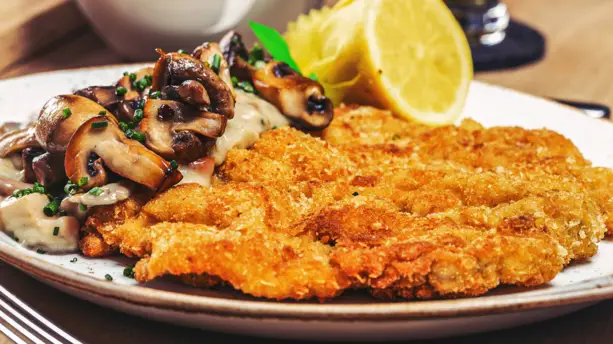 Jägerschnitzel - FRIEDRICHS Schnitzel-Bar - H-Hotels.com