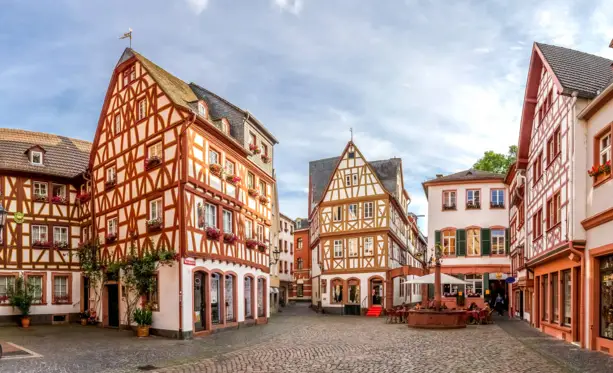 Altstadt von Mainz mit Fachwerkhäusern.