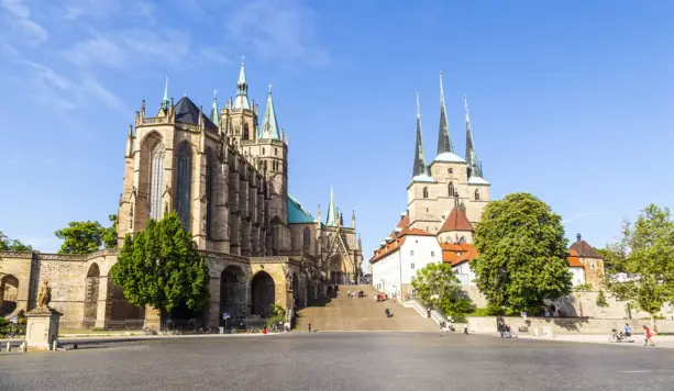 Place de la cathédrale avec la cathédrale Sainte-Marie et l'église Sévère - H2 Hotel Erfurt