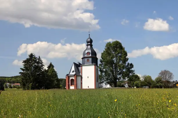 La Iglesia de San Juan con una larga historia - H+ Hotel Wiesbaden Niedernhausen