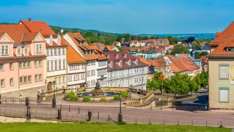 Vieilles maisons à colombages à Gotha. Au milieu se trouve un petit belvédère avec une fontaine.