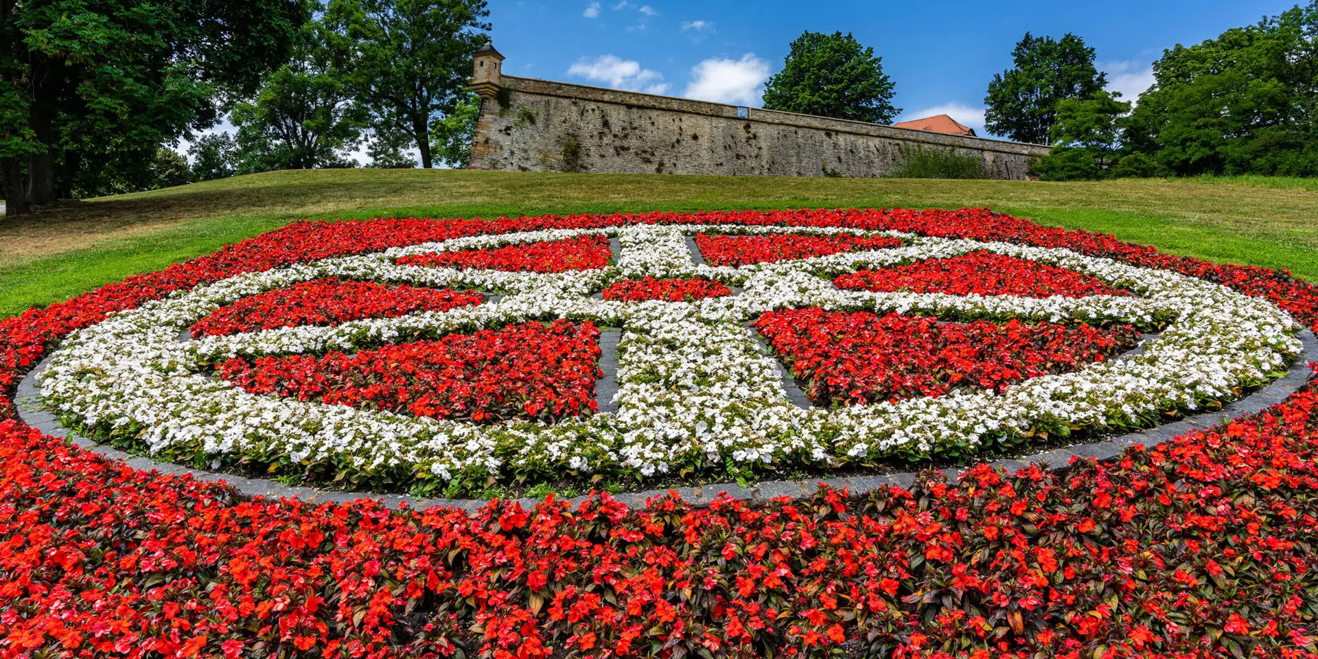 Wappen aus roten und weißen Blumen auf dem Petersberg