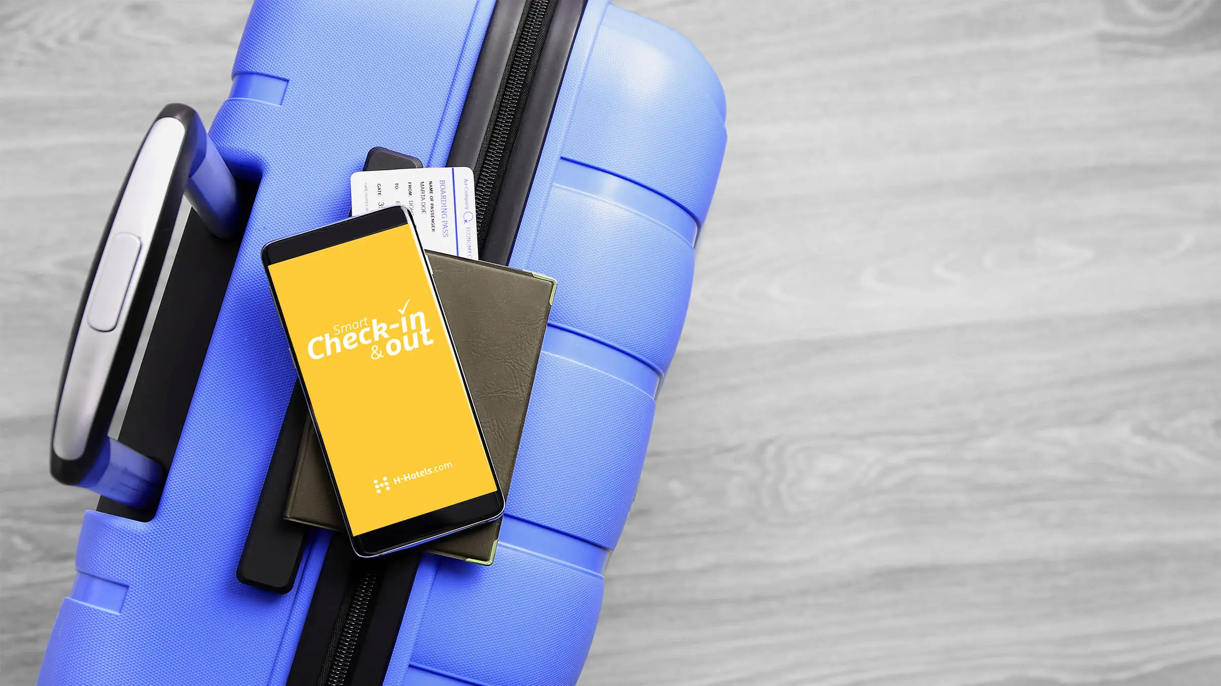 Ein blauer Koffer auf dem Reisepapiere und ein Smartphone liegen. Auf dem Smartphone ist ein Ladebildschirm mit dem Text Smart Check-in & out.