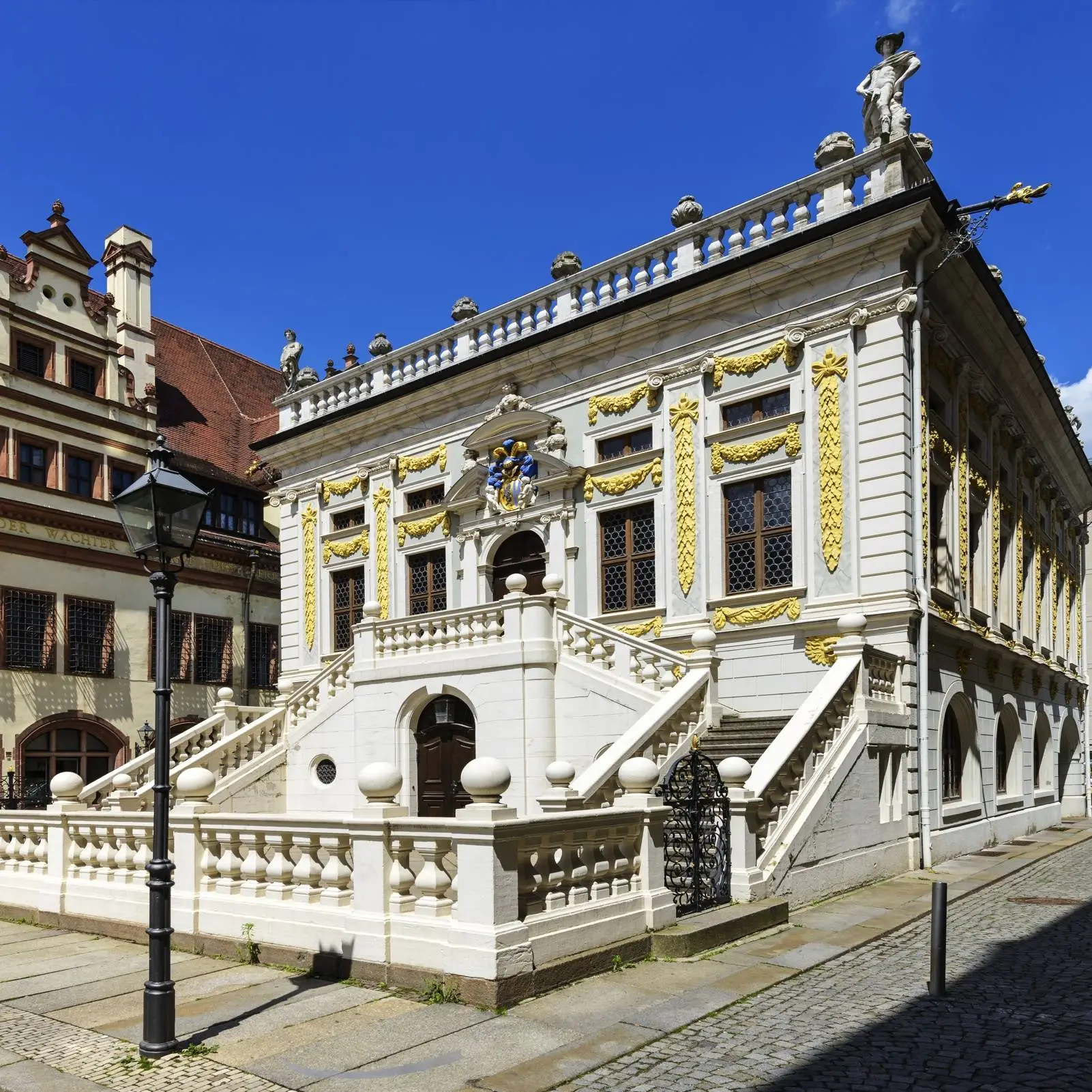 Weißes, barockes Gebäude in der Stadt.