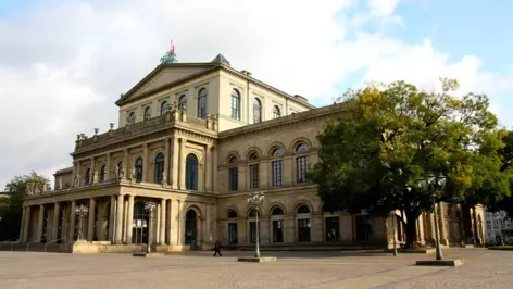 Staatsoper von Hannover mit einem großen Vorplatz.