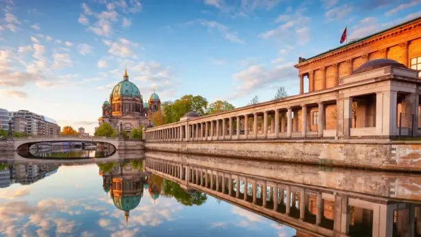 Blick auf den Berliner Dom von der Spree aus. Auf der linken Seite ist die Museums Insel.