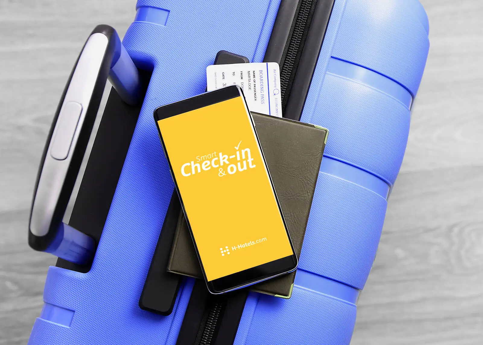 Ein Smartphone, das auf einem blauen Koffer liegt. Auf dem Bildschirm ist der Text "Smart Check-in & out" auf einem gelben Hintergrund.