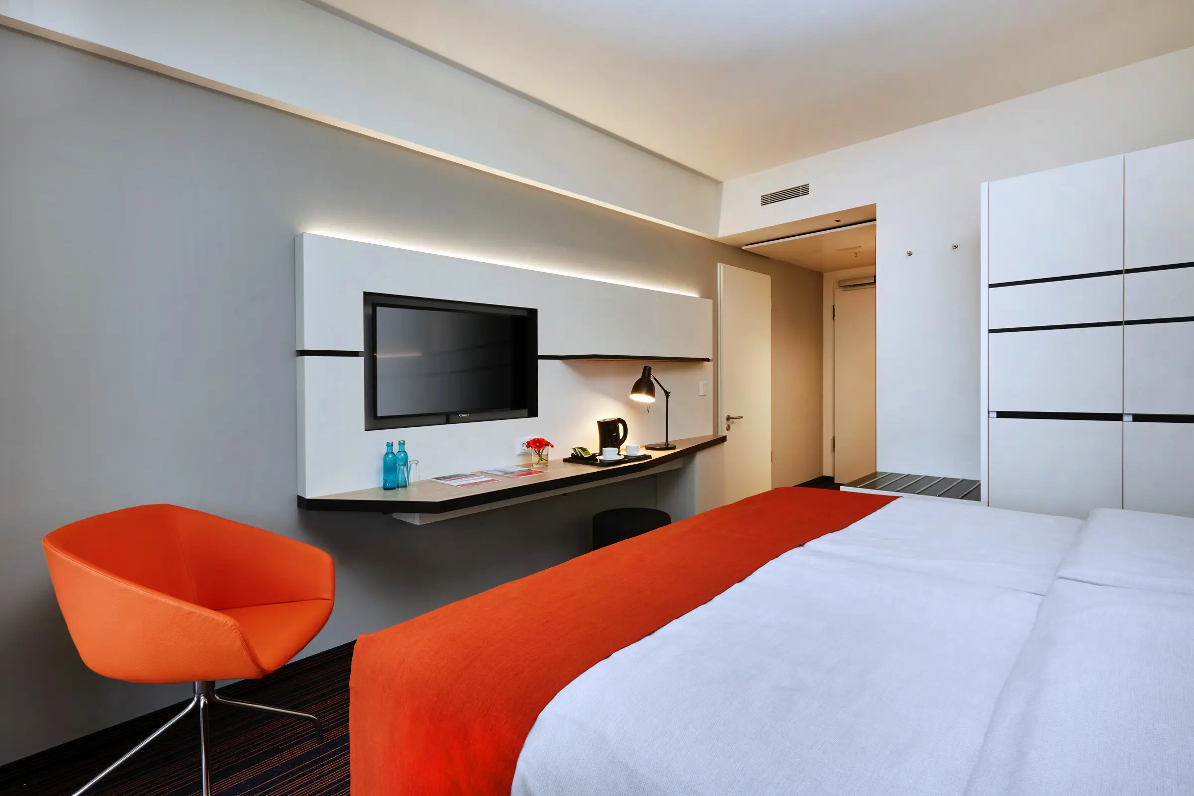 Modern comfort queen room at the Hyperion Hotel Hamburg - Official website