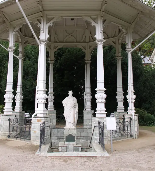 Parque del manantial de Bad Soden con pabellón Sodenia - H+ Hotel Bad Soden