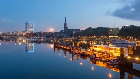 Lo skyline di Brema di notte - H+ Hotel Bremen