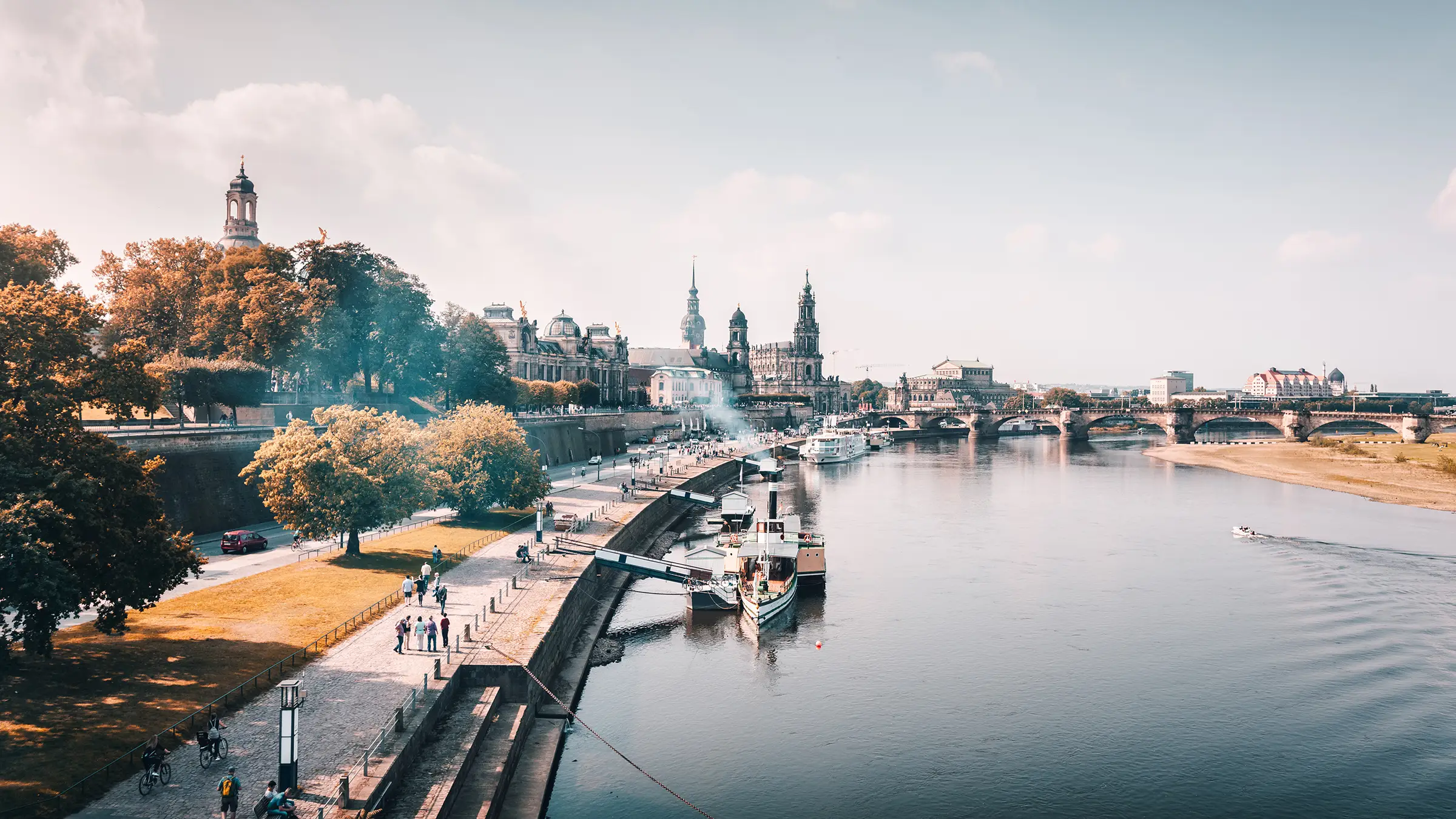 Blick entlang der Brühlschen Terrasse auf die Elbe