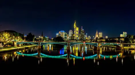 Frankfurter Skyline bei Nacht bunt beleuchtet.