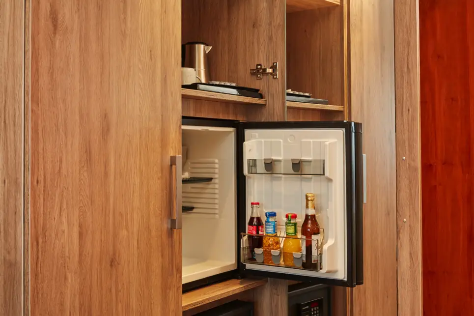 Minibar a camera comfort nell'hotel H4 Hotel Hannover Messe - sito web ufficiale