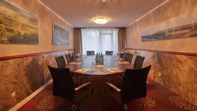 Boardroom im Hotel mit einem großen Konferenztisch.