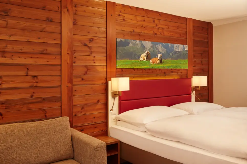 Chambre double supérieur confortable de l'hôtel H+ Hotel & SPA Engelberg - site internet officiel