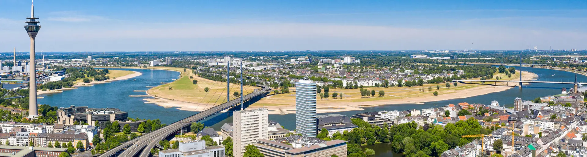 Blick über den Rhein und über Düsseldorf. Auf der linken Seite steht der Rheinturm.