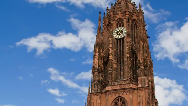 Nachaufnahme vom Glockenturm vom Kaiserdom „St. Bartholomäus“ Frankfurt